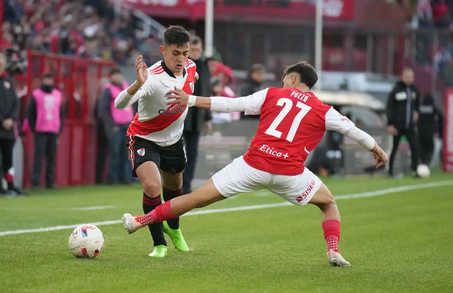 Solari intenta superar a Pozzo.