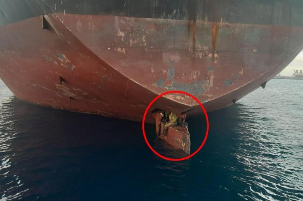 Increíble: 3 migrantes nigerianos viajaron 11 días en el timón de un petrolero para llegar a España