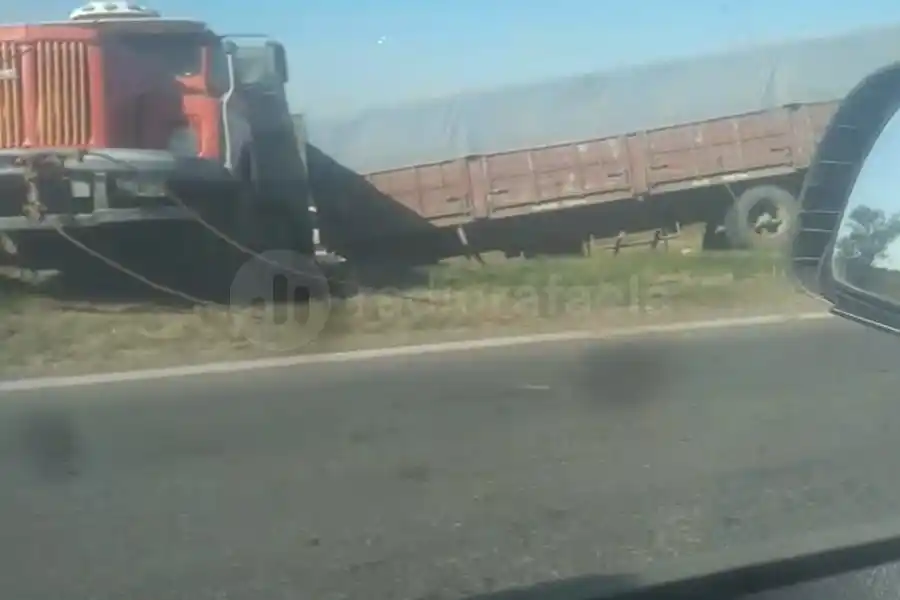 Un camión se accidentó en inmediaciones del Puente Las Calaveras, saliendo de Rafaela