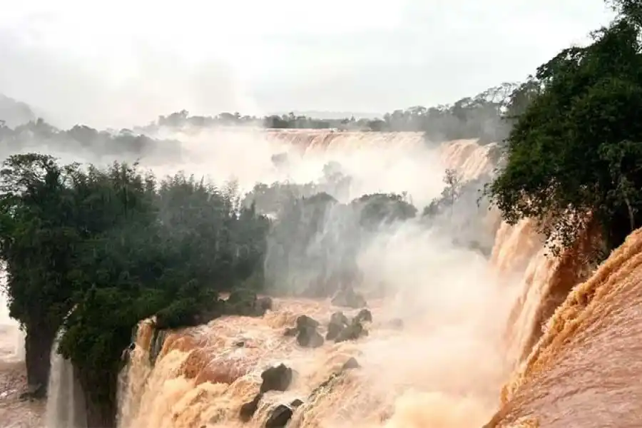 Reabre el Parque Nacional de las Cataratas de Iguazú con impresionantes paisajes por la crecida