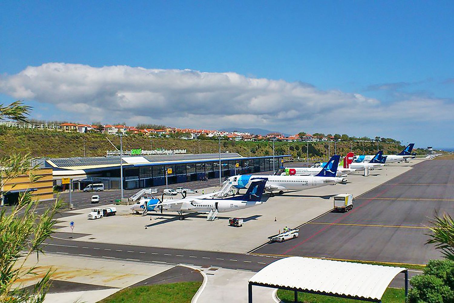 Celebración escolar provoca caos en cielos de las Azores