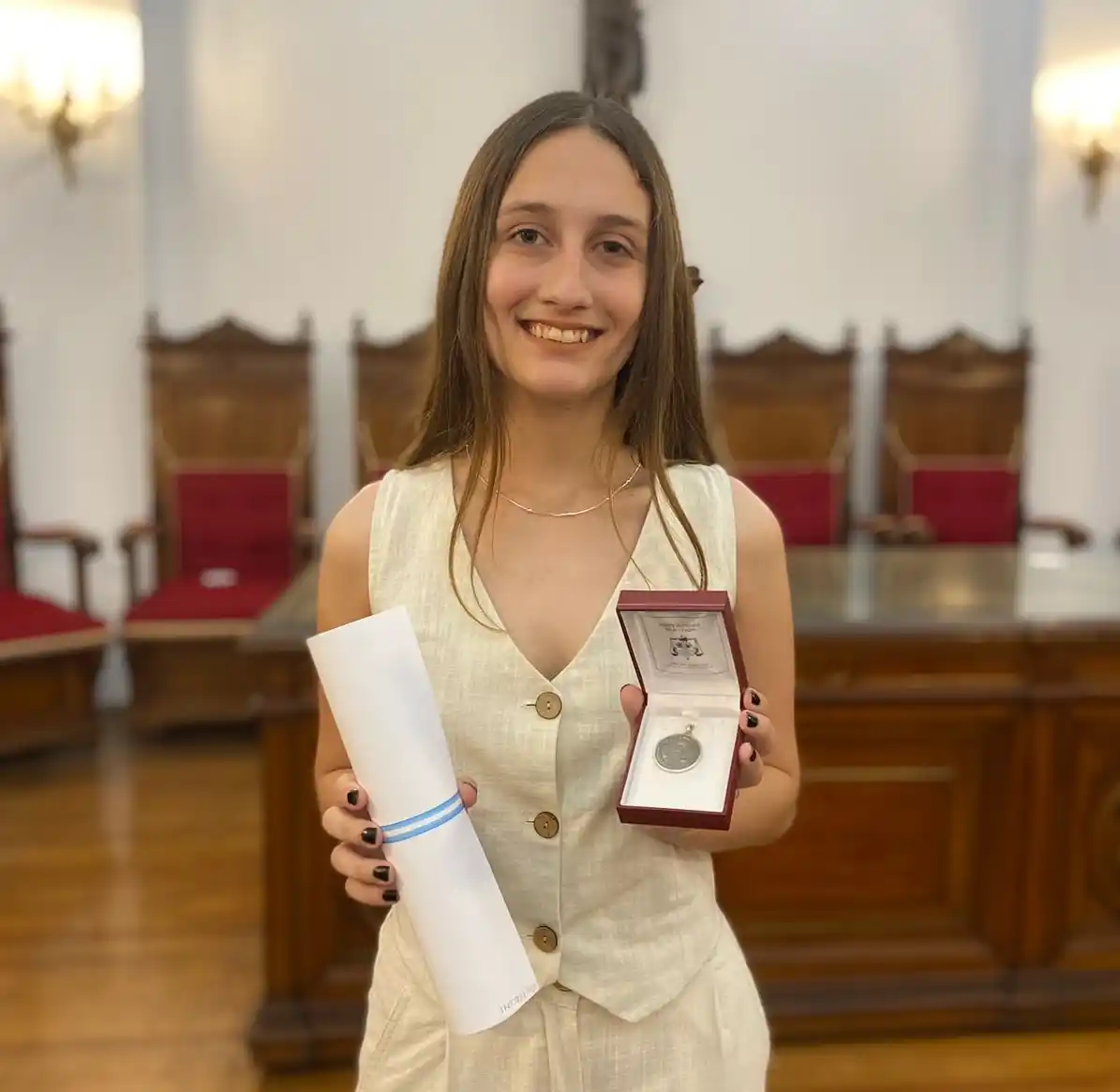 Agostina Pietracini con su medalla y diploma.