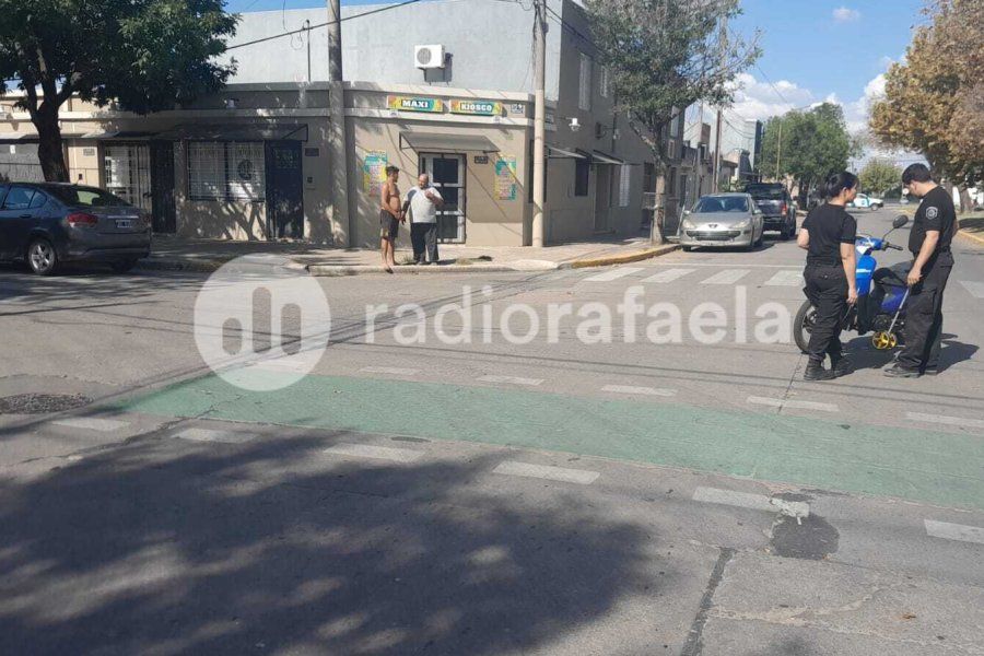 Siniestro vial entre un automóvil y una moto: iban sin casco y resultaron lesionados
