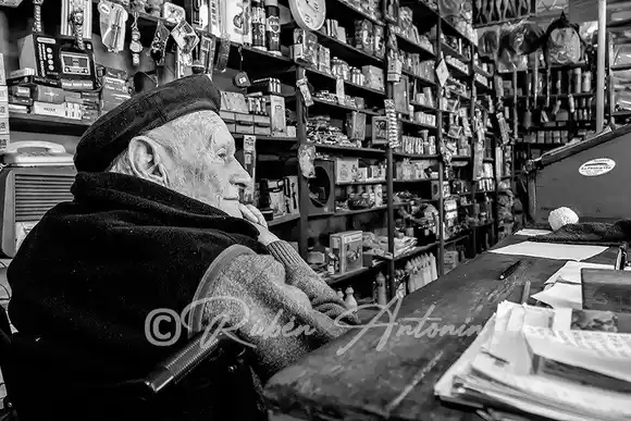 Retratan a vecino de Villa Clara atendiendo su tradicional almacén