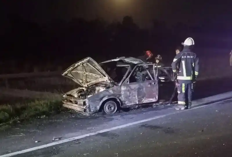 Uno de los vehículos se incendió por completo tras la violenta colisión.