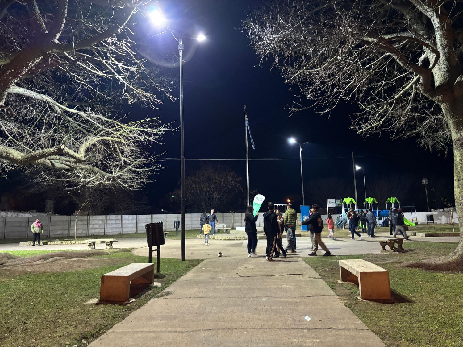 Renovación completa del espacio público, con nuevas luces y mobiliarios. Foto: MVT