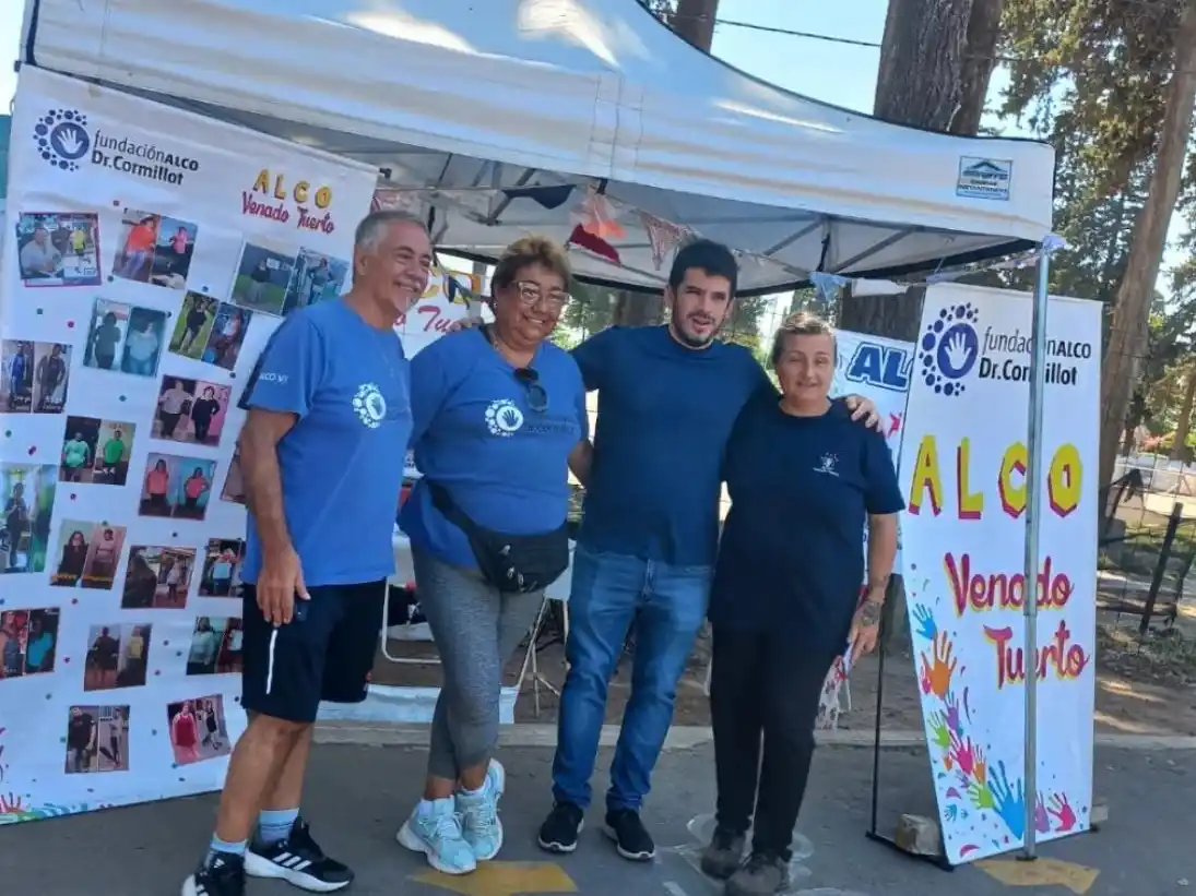 El intendente Leonel Chiarella junto a integrantes de ALCO Venado Tuerto.