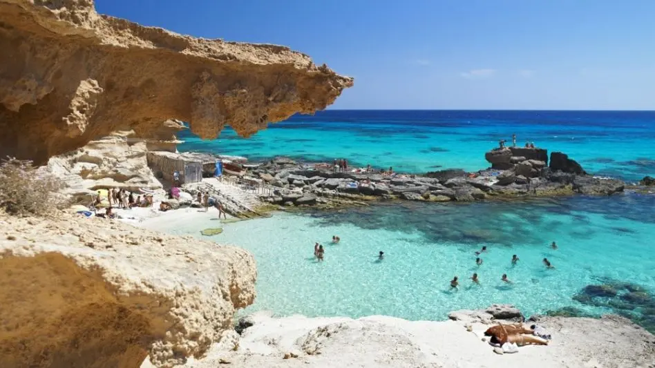 España reabrió sus playas a los turistas vacunados