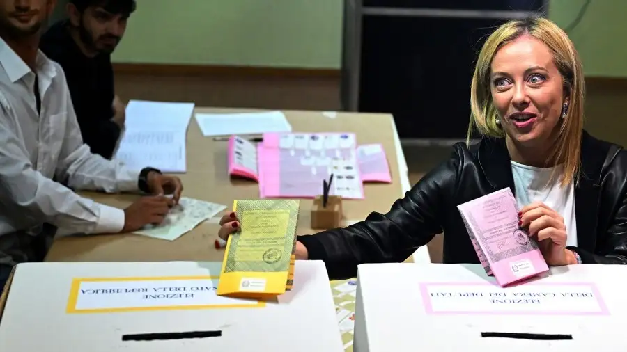Giorgia Meloni con números para convertirse en la primera mujer que gobernará Italia.