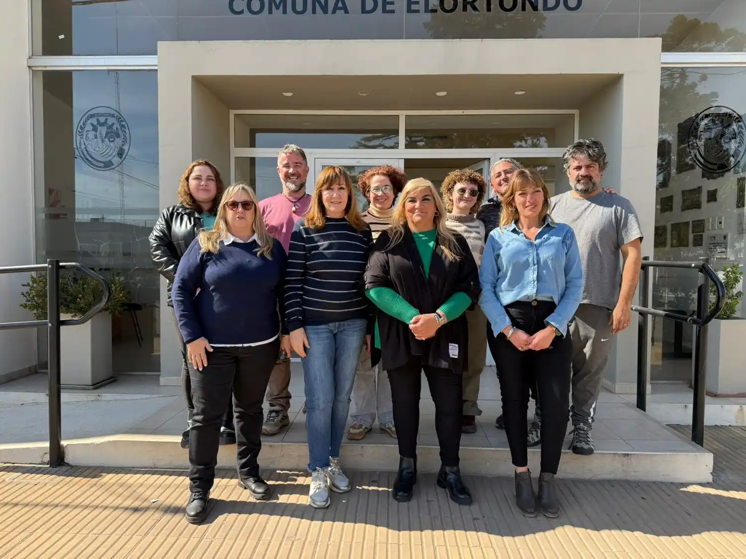 Autoridades junto a los investigadores tras el encuentro en Elortondo