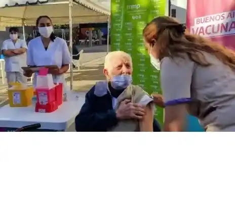 Tiene cien años, recibió su dosis  y sugirió a todos que se inoculen