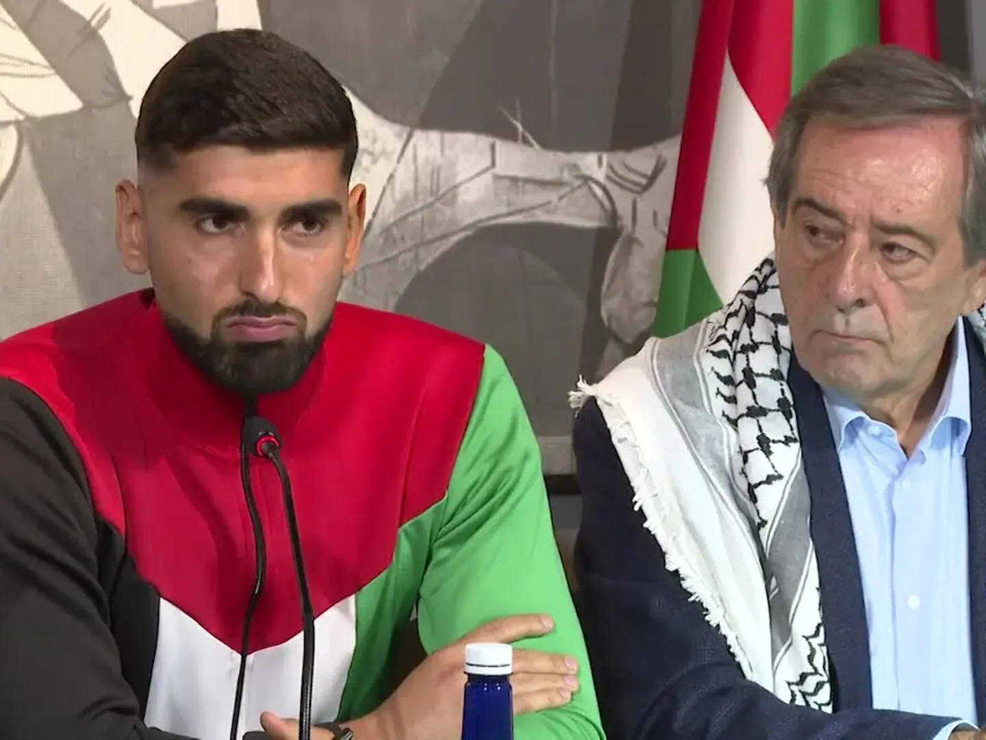 El jugador vasco - palestino Yaser Hamed se emociona en la presentación del Euskadi - Palestina.Foto:EFE