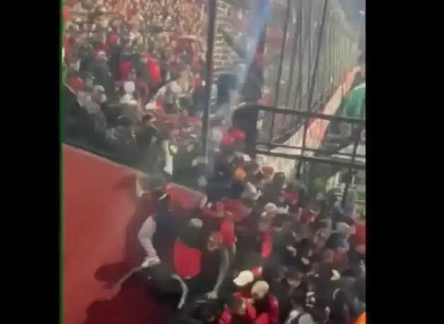 La peligrosa avalancha en Newell’s-Corinthians que puso en riesgo la vida de cientos de fanáticos