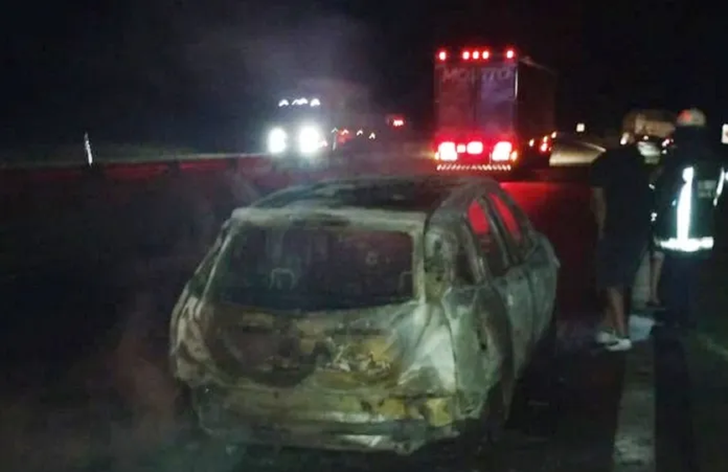 Un camión perdió dos ruedas y una chocó contra un auto que se prendió completamente fuego