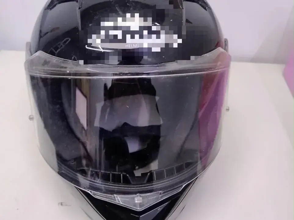 Detuvieron a dos jóvenes acusados de robar un casco que habían dejado en una motocicleta