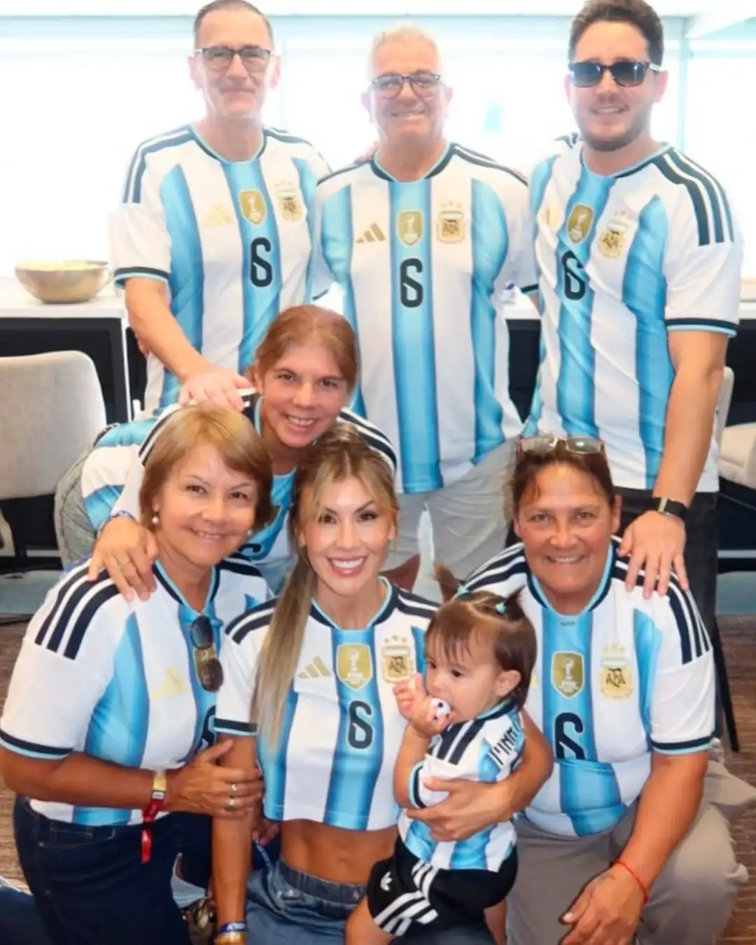 El abrazo más importante: la familia de Lisandro Martínez lo acompañó hasta el final del Mundial