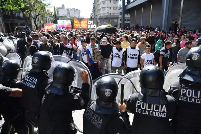 Tensión en la primera marcha contra Milei: los manifestantes se enfrentaron con la Policía