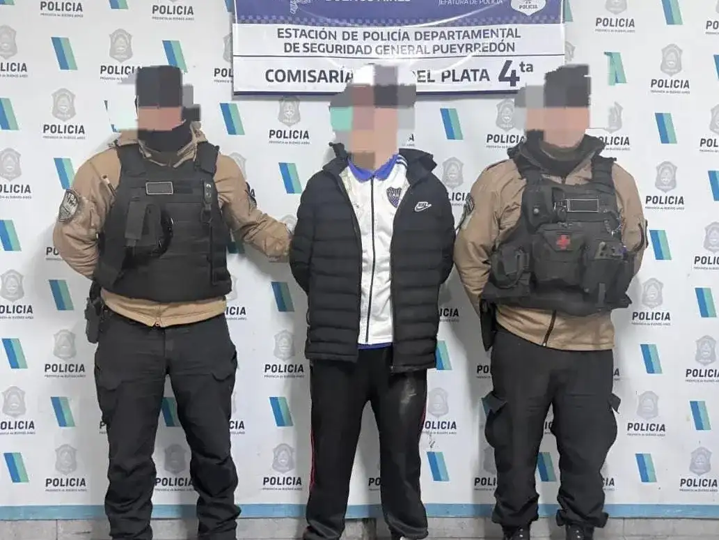 Escapó a toda velocidad, cayó con la moto y volvió a huir: terminó embistiendo a un policía
