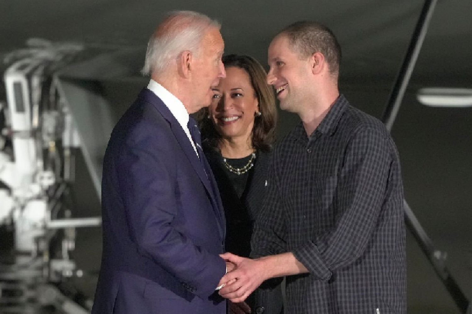 Biden y Kamala reciben al reportero. WSJ