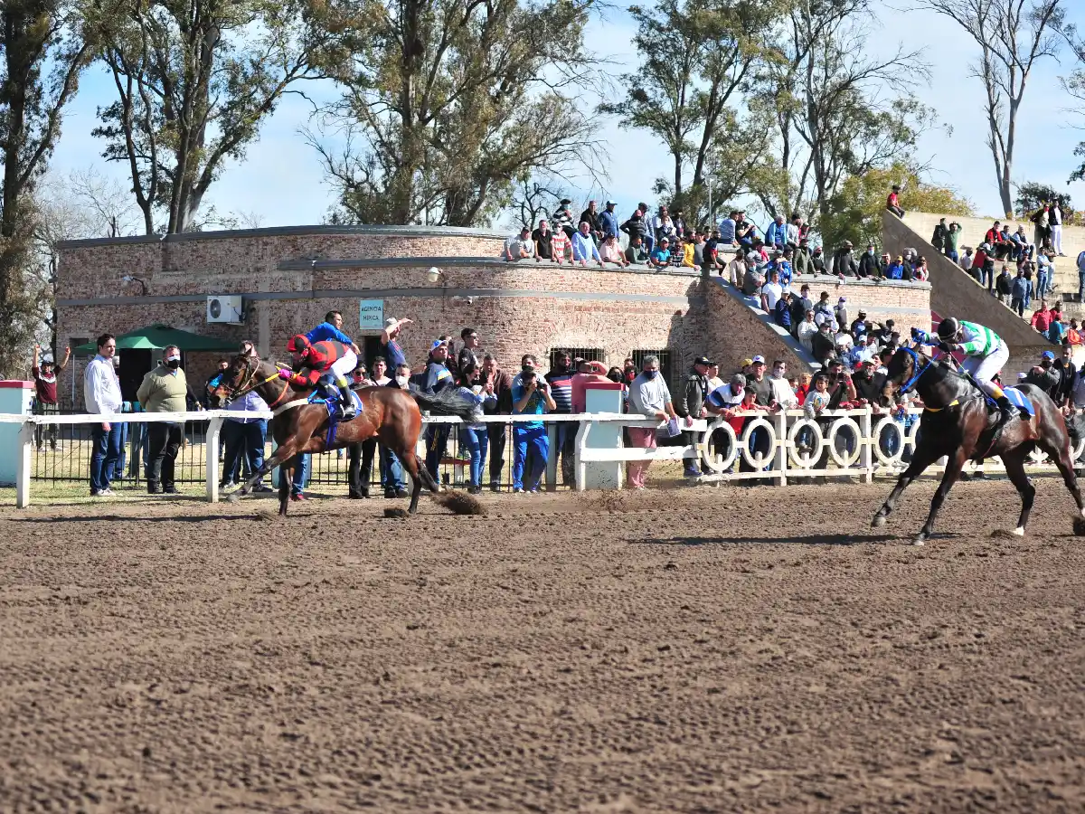  Corren en el hipódromo local
