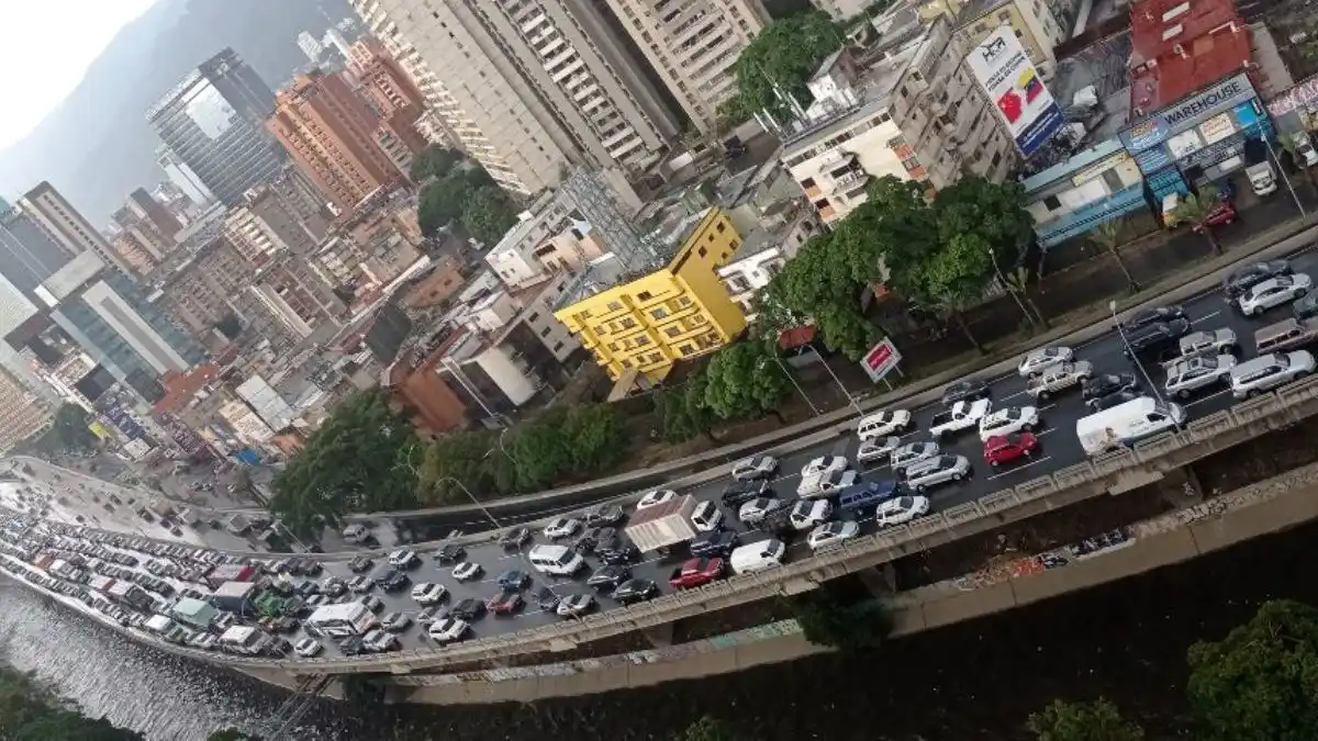 ¡PALO DE AGUA! Lluvias no dan tregua a la ciudad de Caracas, así se sintieron este 19Sep
