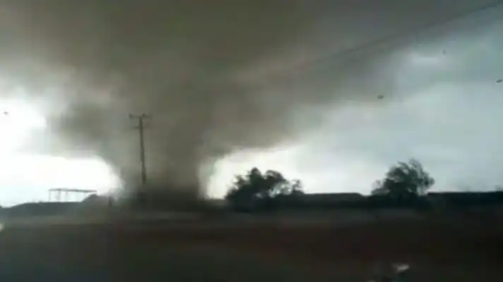 ¡Hijo ‘er diablo, corre! Un TORNADO sorprende a los margariteños y afecta 23 casas
