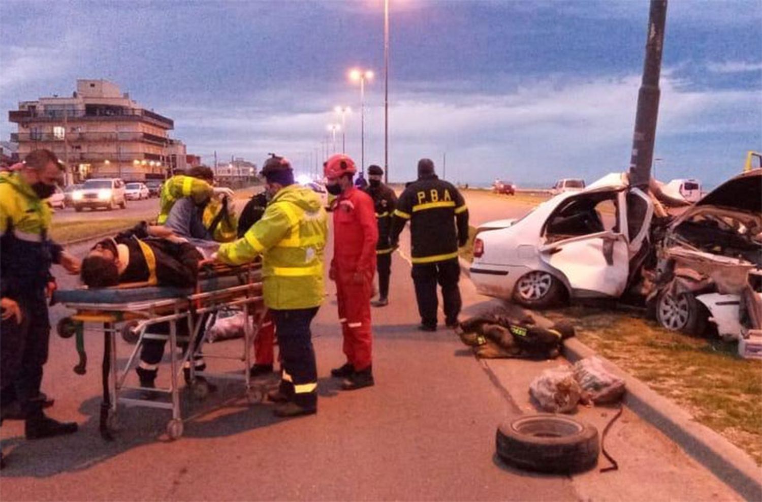 Impactante choque: un auto se estrelló contra un poste de luz