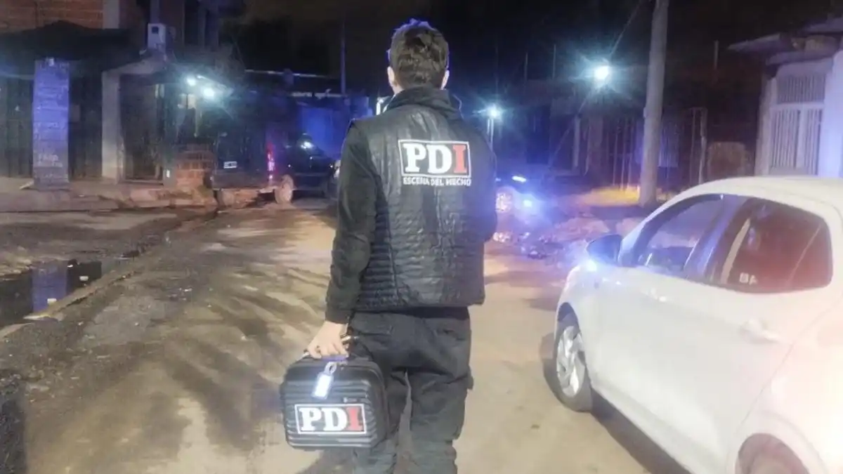 Balearon en plena vía pública a un adolescente de 14 años en un carribar
