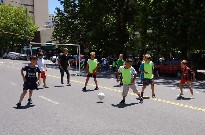 Con arcos de fútbol y cajones de fruta, organizaciones cortan Luro