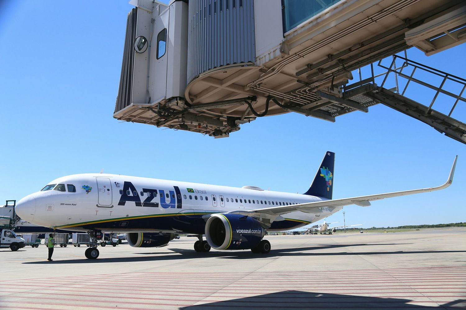 Azul en Argentina: deja de volar a Córdoba y Rosario pero suma vuelos a Buenos Aires