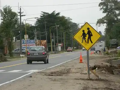 Colocan los carteles de señalización en todo el trayecto de Urquiza al Oeste   