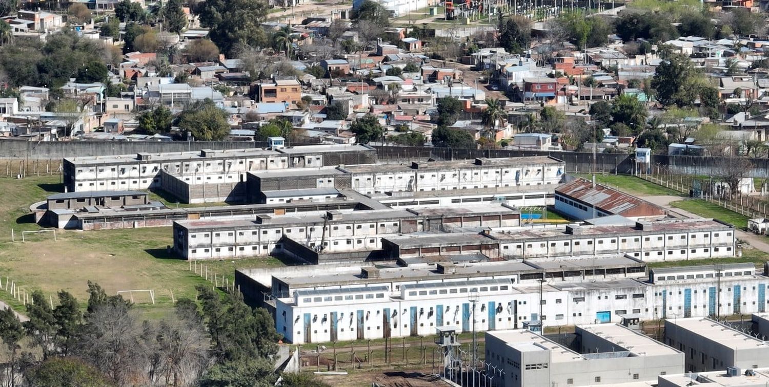 Intentó tirar cocaína por encima del tapial de la cárcel y lo atraparon: quedó en prisión preventiva