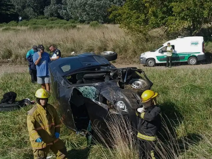El vehículo culminó a un costado de la Ruta. (Foto: Bomberos Voluntarios de Sierra de los Padres).