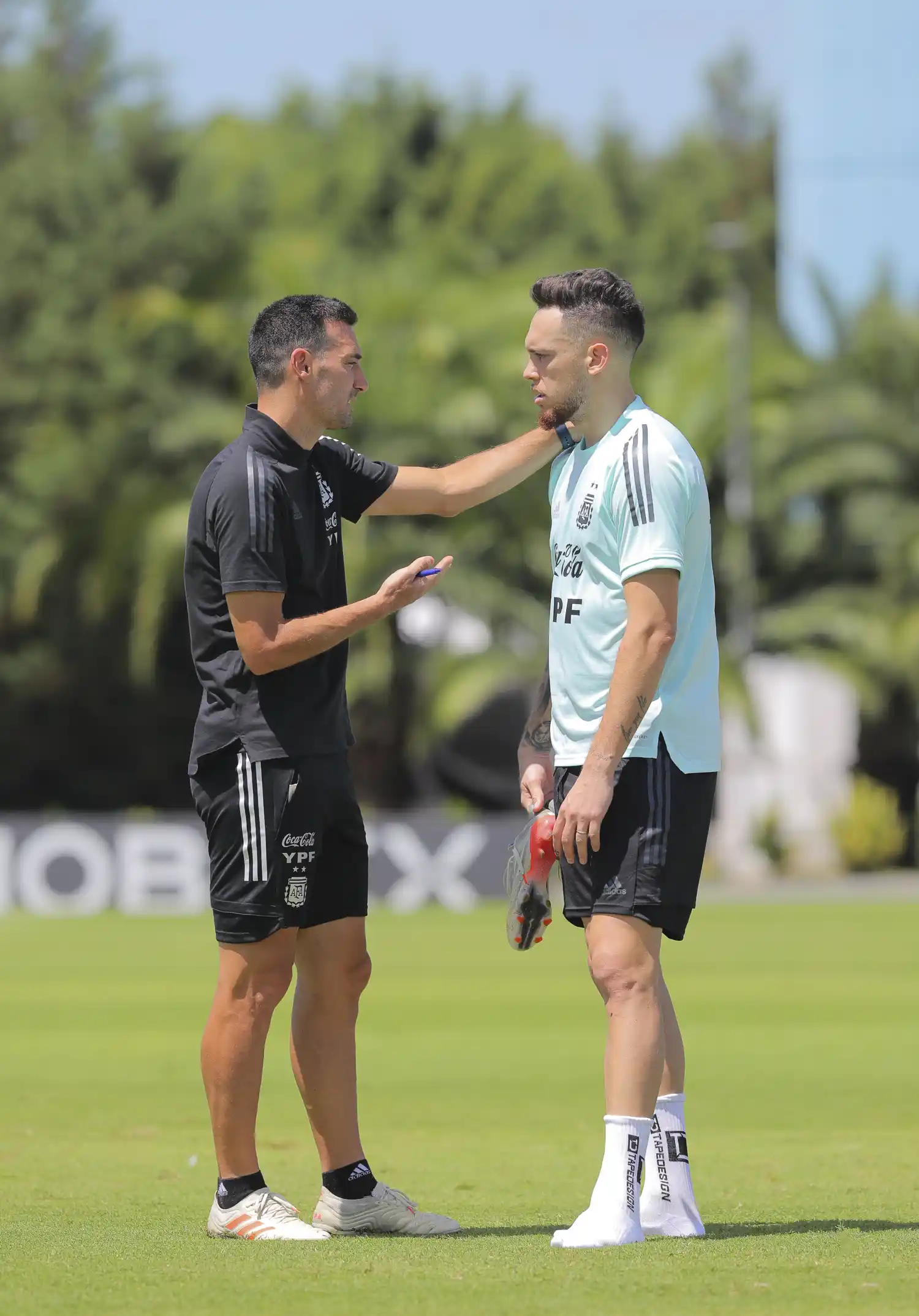 Scaloni, con Ocampos, posible titular en el partido de mañana.