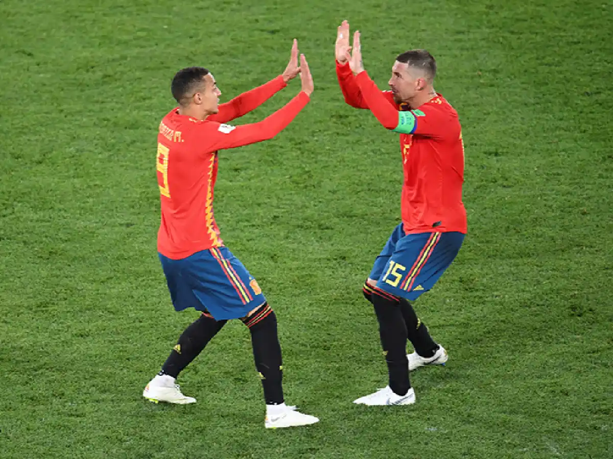 España esquivó a Uruguay con la ayuda del VAR