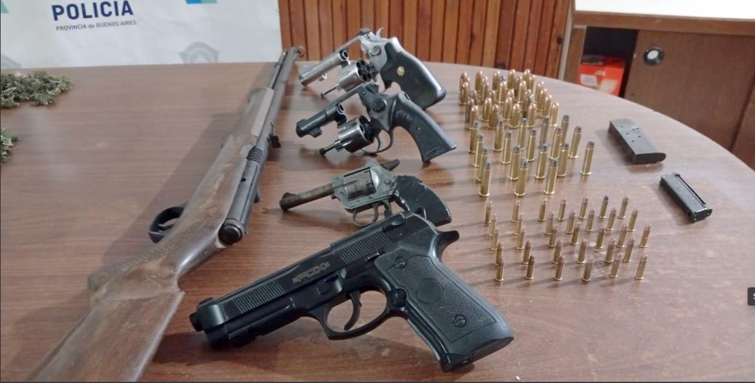 Hallazgo. De armas, municiones, patentes de vehículos, un handy con frecuencia policial y demás objetosla