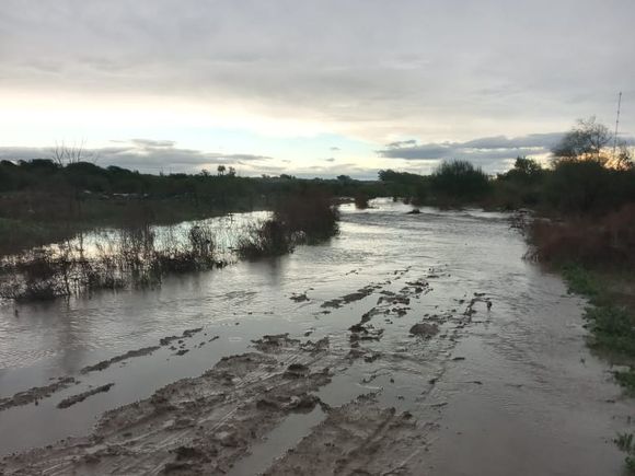 Accesos anegados en La Tosquera: "Solamente pedimos una calle digna para que pueda pasar la ambulancia"