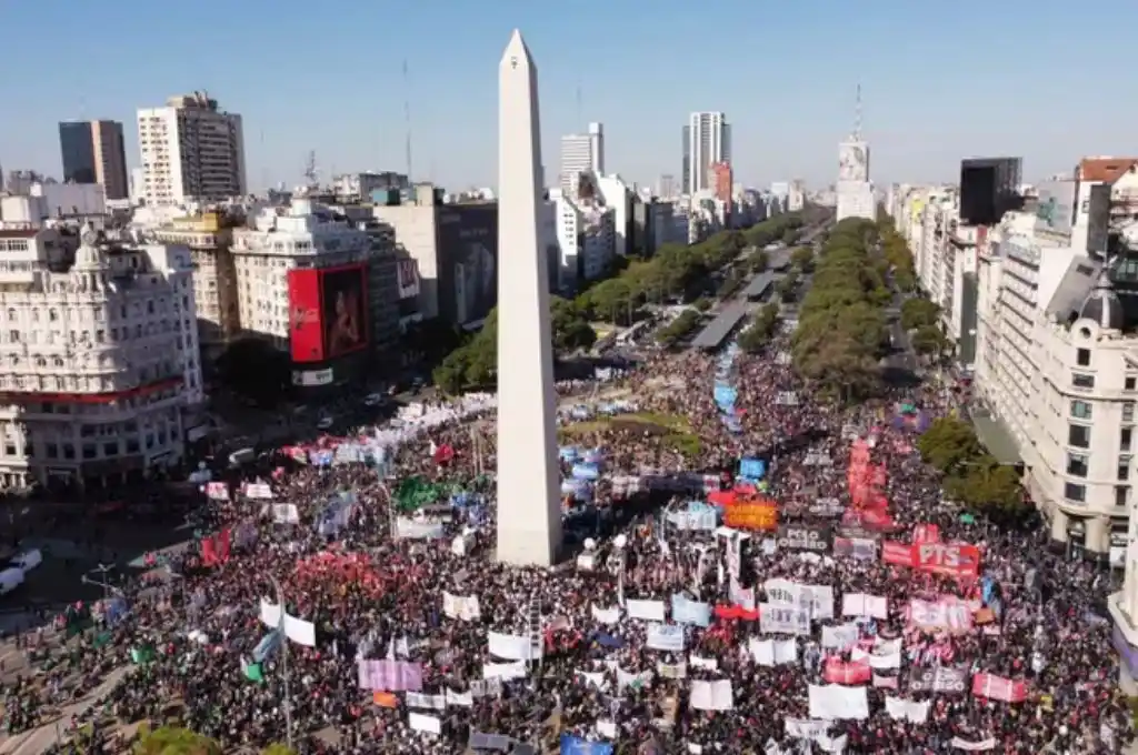 Encapuchados arrojaron piedras y una bomba molotov contra un puesto de la Policía.