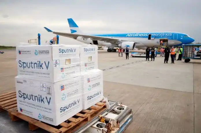 Llegaron 500.000 Sputnik V y ahora se esperan dosis de AstraZeneca para fin de mes