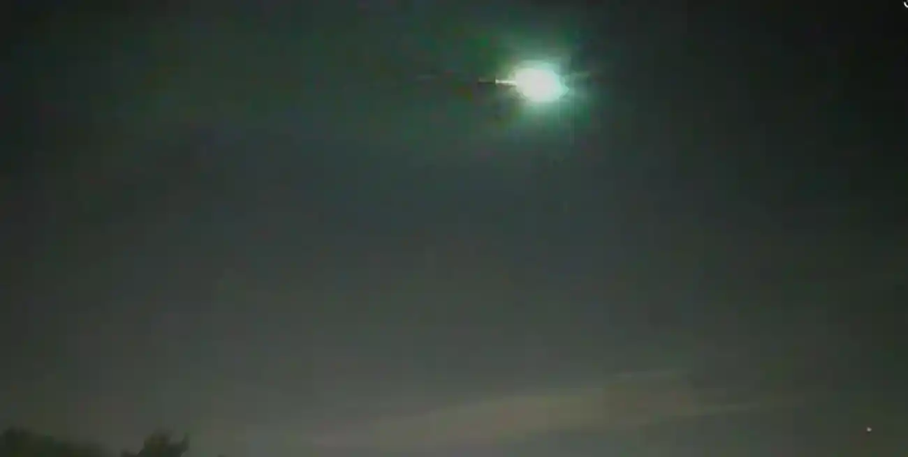 Una intensa luz que cruzó el firmamento de izquierda a derecha.