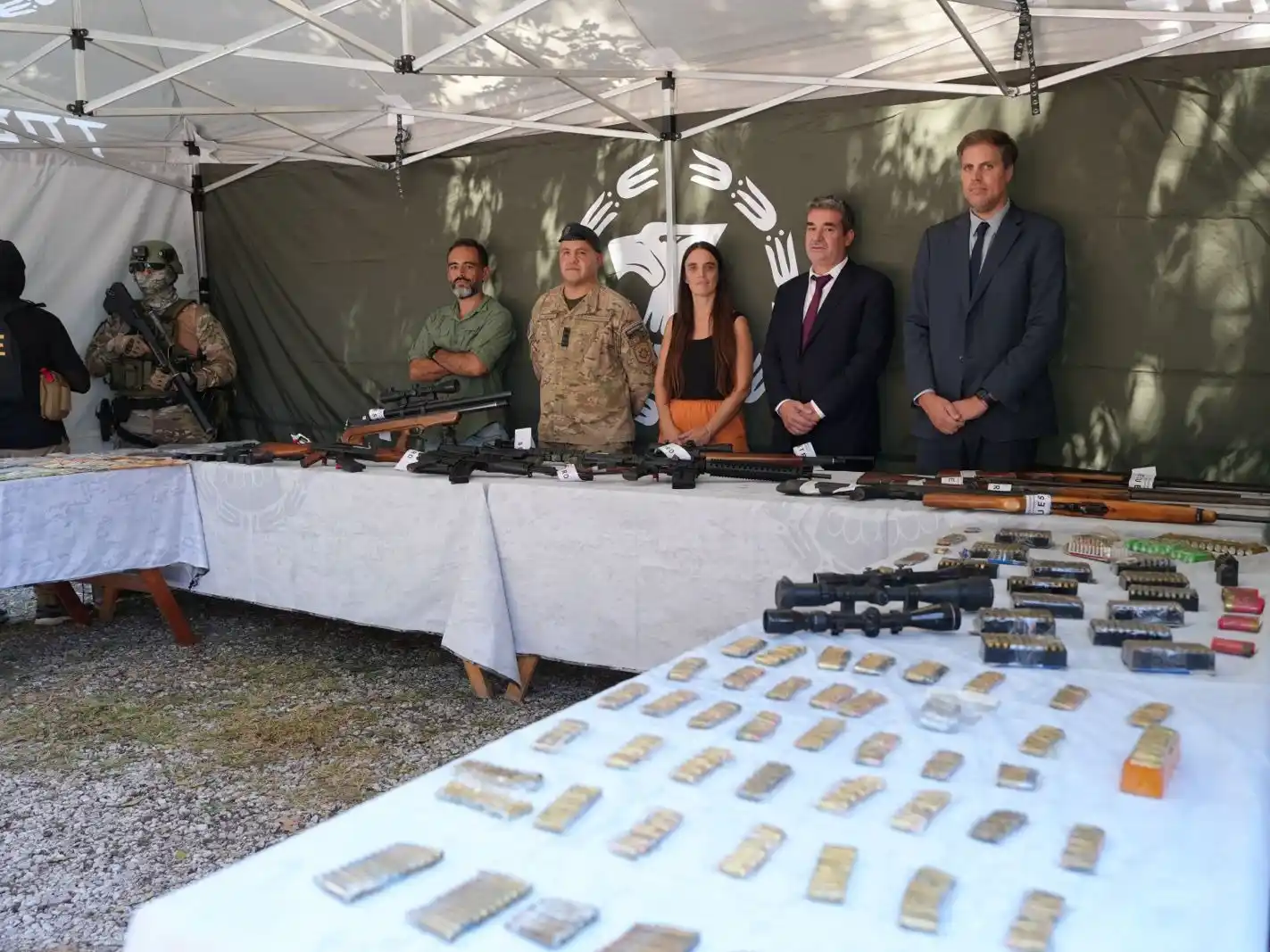 Parte del armamento estaba oculto bajo tierra en barriles.