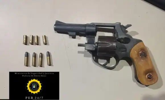 Secuestran armas y uniformes policiales en dos allanamientos