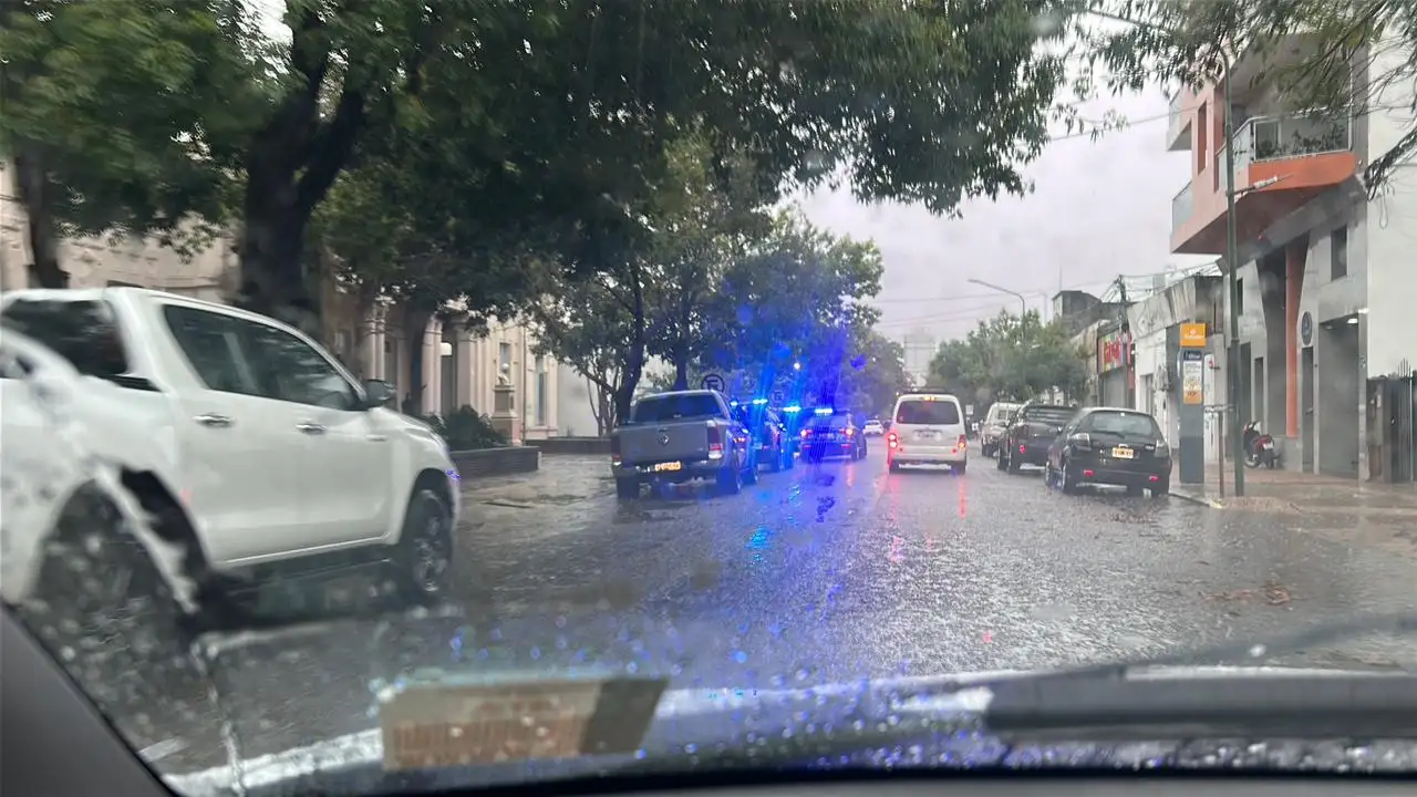 Despliegue policial en Escuela Alberdi por un alumno presuntamente armado, ¿qué ocurrió? - 1
