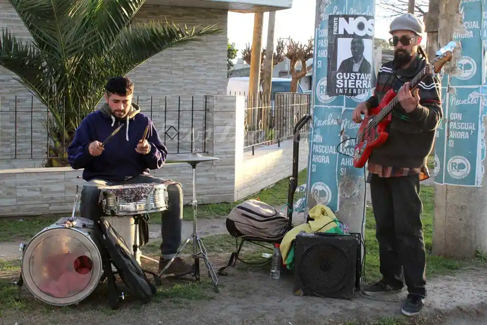Una banda de músicos callejeros que interpreta jazz, reggae y ska