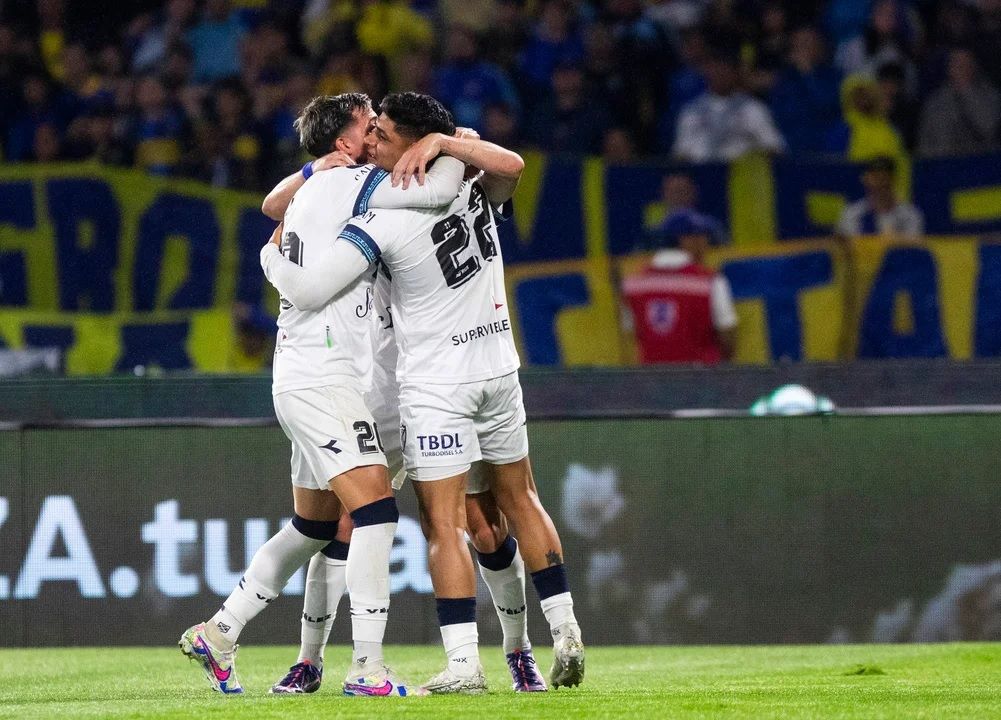 Aquino y Pizzini festejan uno de los goles de Velez