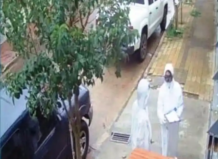 Arrecifes: Vestidos con mamelucos blancos intentaron asaltar una vivienda con la excusa de hacer un hisopado