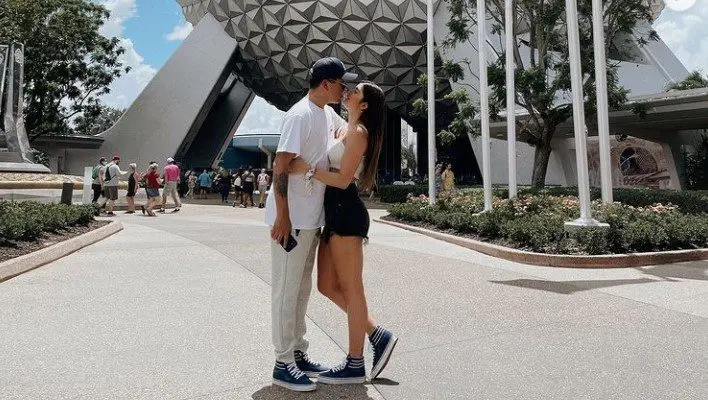 Omar Koonze le entrega «la roca» a su novia