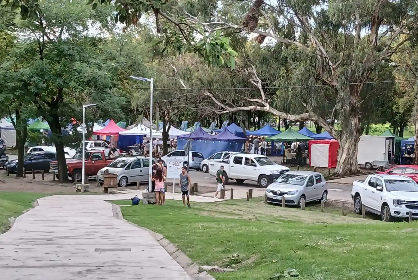 Le abrieron la camioneta y le llevaron la mochila.