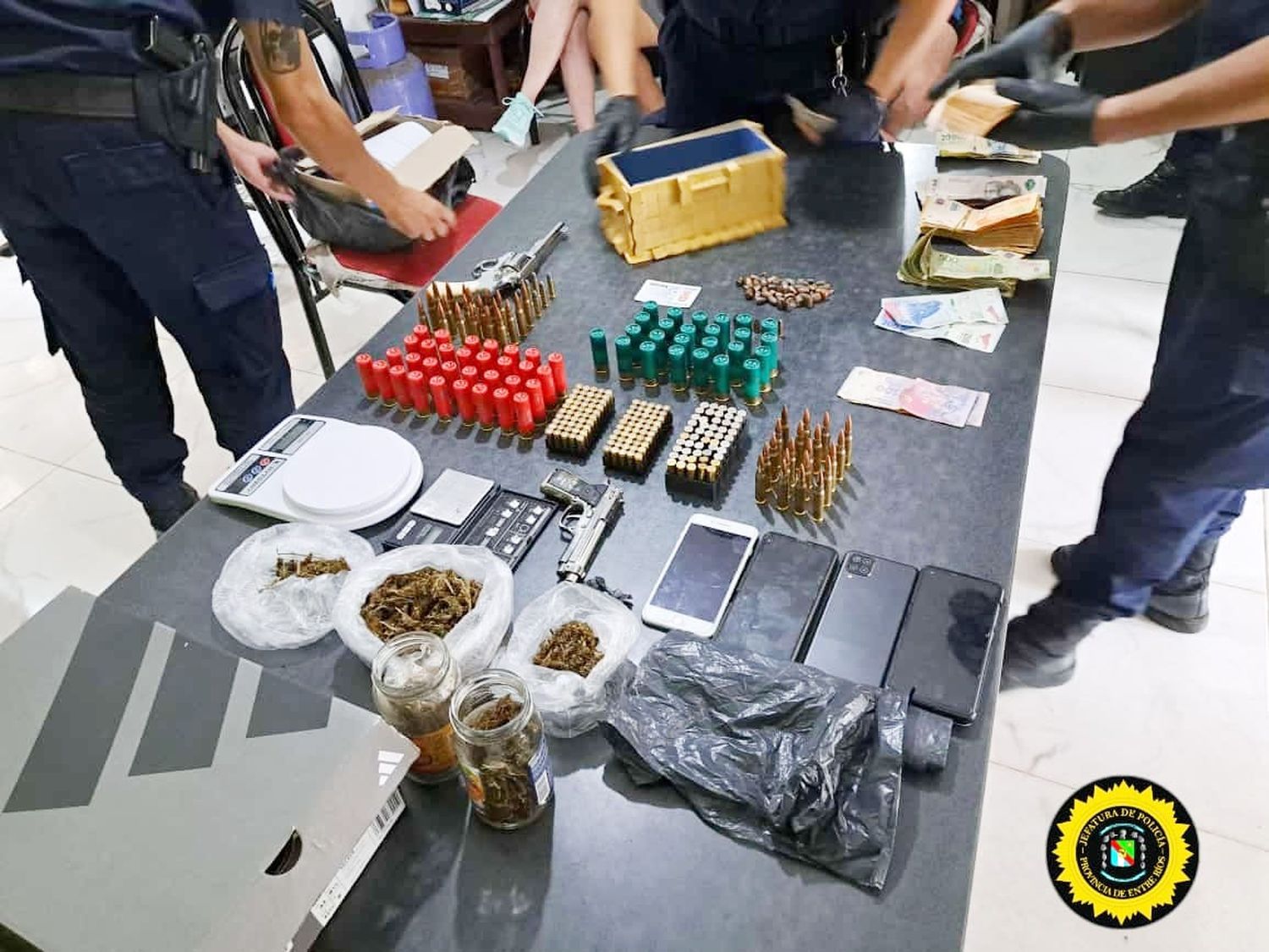 Secuestran armas, drogas y dinero en efectivo en importante allanamiento