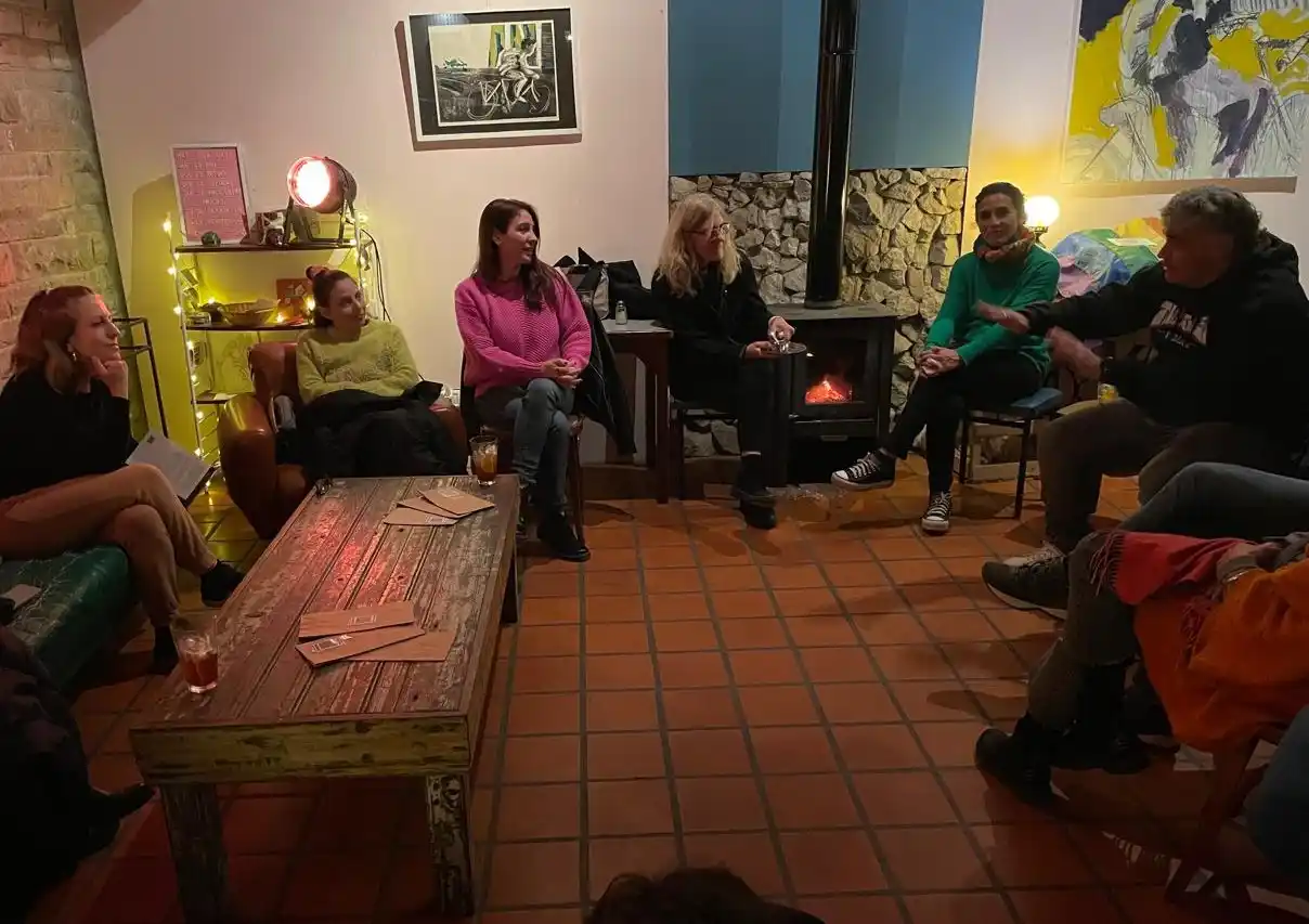 "Marejada. Leer desde las orillas" se realiza mensualmente en en La Periferia Bar Cultural.